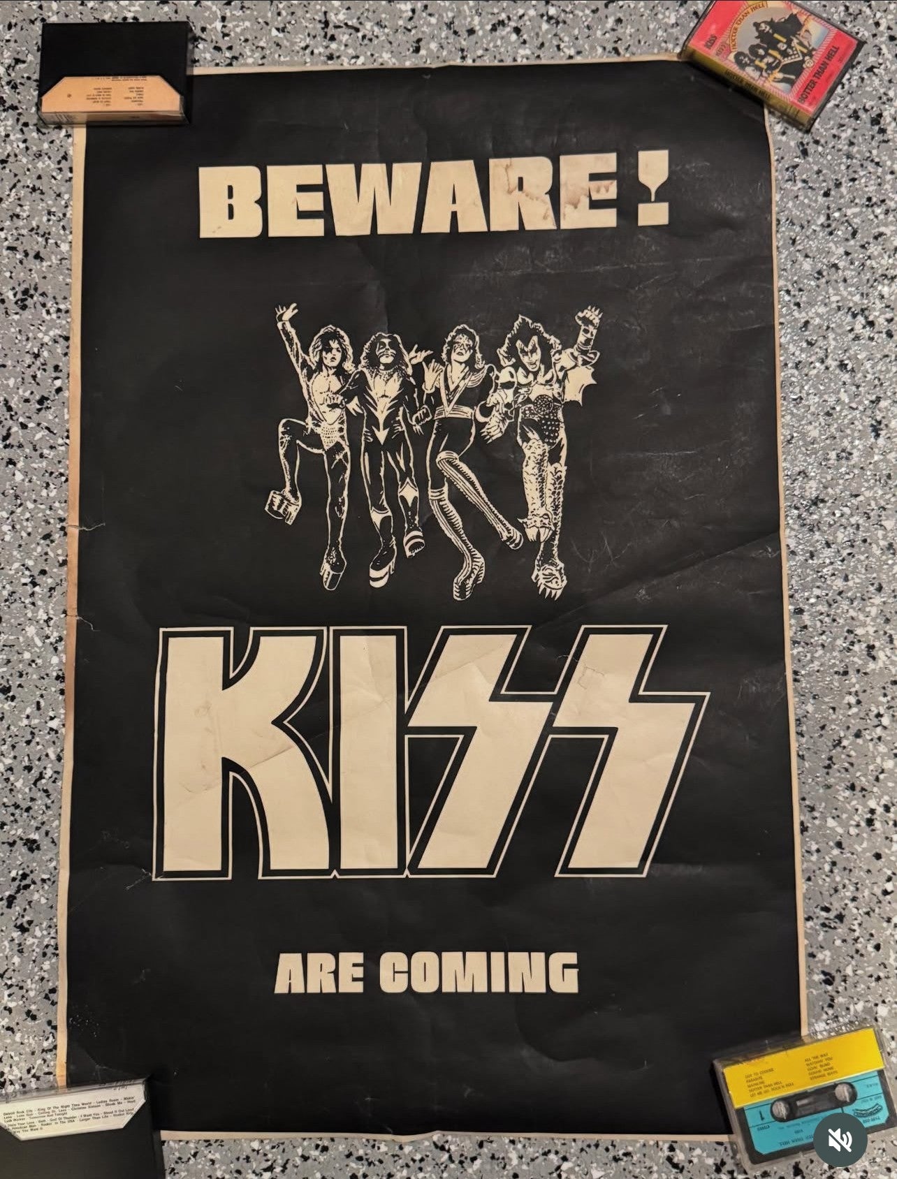 Kiss Beware! T-Shirt T-Shirts 436929